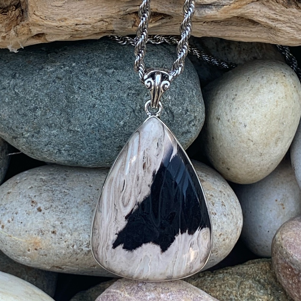 Southwestern Cowhide Fossil Necklace - Picture 1 of 4